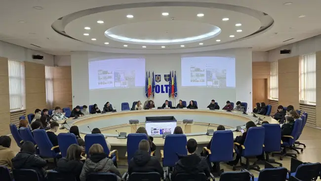 Foto „Școala Altfel” la Consiliul Județean Olt: 50 de liceeni au ocupat locurile consilierilor și l-au „interogat” pe președintele Marius Oprescu