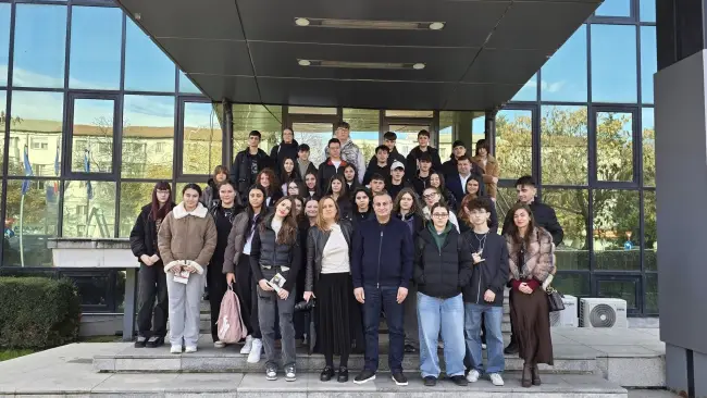 Foto „Școala Altfel” la Consiliul Județean Olt: 50 de liceeni au ocupat locurile consilierilor și l-au „interogat” pe președintele Marius Oprescu