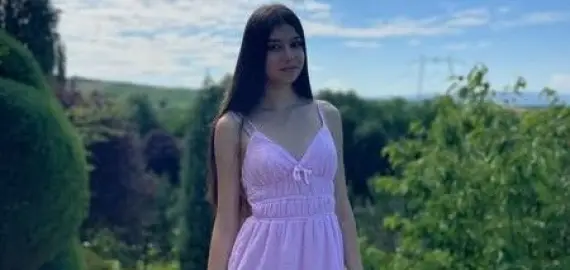 Foto Daria, o adolescentă din Iancu Jianu, care suferă de scolioză severă, are nevoie de ajutor financiar