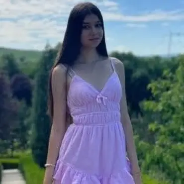 Foto Daria, o adolescentă din Iancu Jianu, care suferă de scolioză severă, are nevoie de ajutor financiar