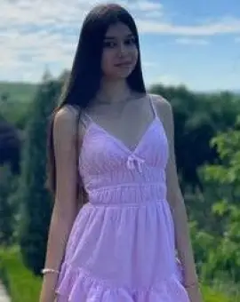 Foto Daria, o adolescentă din Iancu Jianu, care suferă de scolioză severă, are nevoie de ajutor financiar