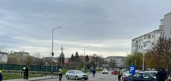 Foto Accident în Slatina. Un tânăr, aflat pe motocicletă, lovit de un autoturism