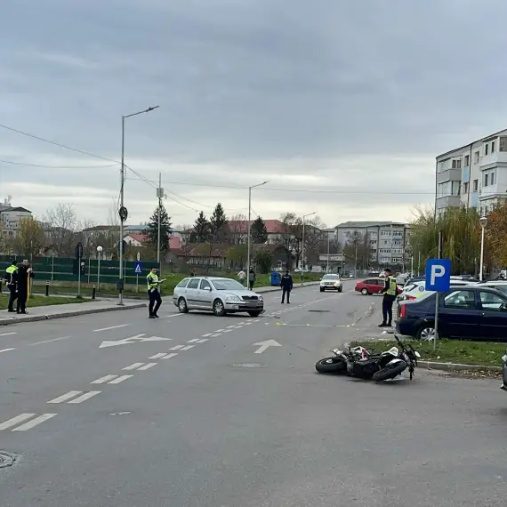Foto Accident în Slatina. Un tânăr, aflat pe motocicletă, lovit de un autoturism