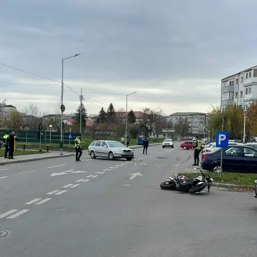 Foto Accident în Slatina. Un tânăr, aflat pe motocicletă, lovit de un autoturism