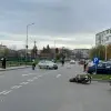 Foto Accident în Slatina. Un tânăr, aflat pe motocicletă, lovit de un autoturism