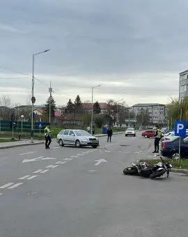 Foto Accident în Slatina. Un tânăr, aflat pe motocicletă, lovit de un autoturism