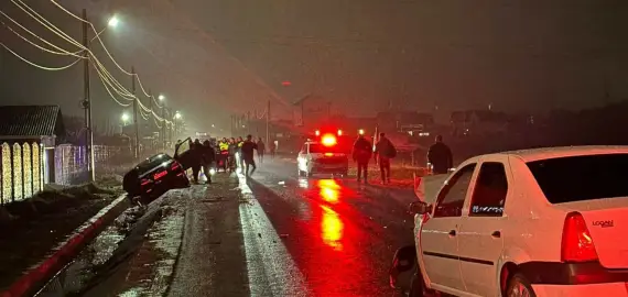 Foto Accident cu două autoturisme implicate, la Curtişoara. Patru persoane rănite