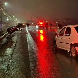 Foto Accident cu două autoturisme implicate, la Curtişoara. Patru persoane rănite