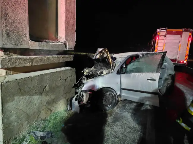 Foto Un tânăr a intrat cu maşina în totemul de la intrarea în Slatina