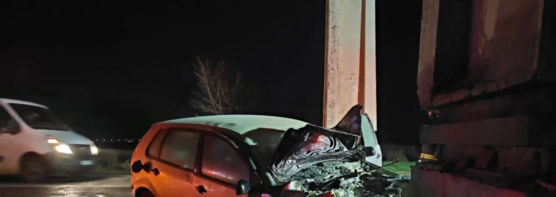 Foto Un tânăr a intrat cu maşina în totemul de la intrarea în Slatina