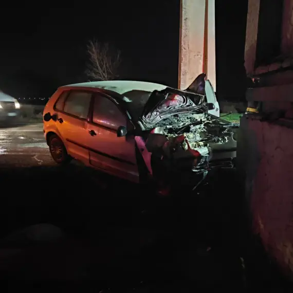 Foto Un tânăr a intrat cu maşina în totemul de la intrarea în Slatina