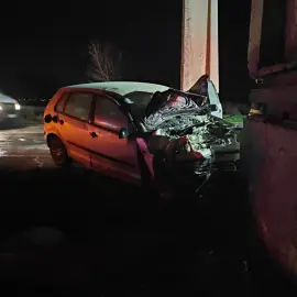 Foto Un tânăr a intrat cu maşina în totemul de la intrarea în Slatina