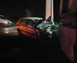 Foto Un tânăr a intrat cu maşina în totemul de la intrarea în Slatina