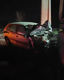 Foto Un tânăr a intrat cu maşina în totemul de la intrarea în Slatina