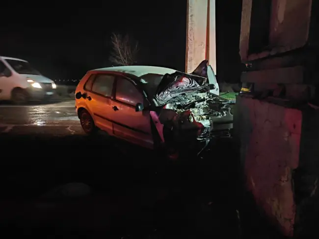 Foto Un tânăr a intrat cu maşina în totemul de la intrarea în Slatina