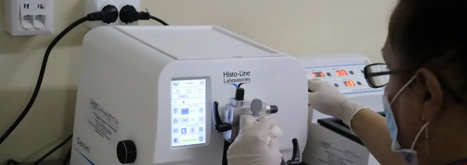 Foto Revoluție medicală la Slatina, unde laboratorul de anatomie patologică a intrat în era digitală pentru a salva vieți prin diagnostice rapide și precise