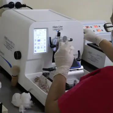 Foto Revoluție medicală la Slatina, unde laboratorul de anatomie patologică a intrat în era digitală pentru a salva vieți prin diagnostice rapide și precise