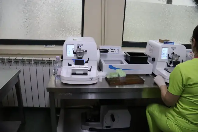 Foto Revoluție medicală la Slatina, unde laboratorul de anatomie patologică a intrat în era digitală pentru a salva vieți prin diagnostice rapide și precise