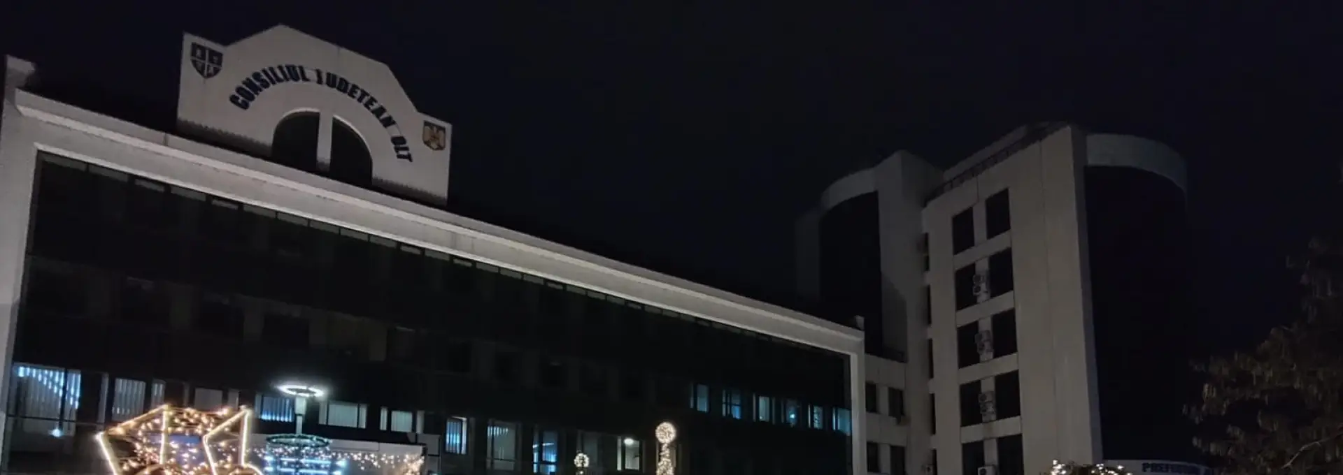 Foto Magia sărbătorilor a cuprins Slatina odată cu aprinderea iluminatului festiv pe platoul Consiliului Județean Olt