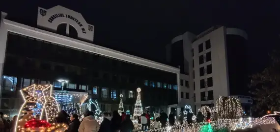 Foto Magia sărbătorilor a cuprins Slatina odată cu aprinderea iluminatului festiv pe platoul Consiliului Județean Olt