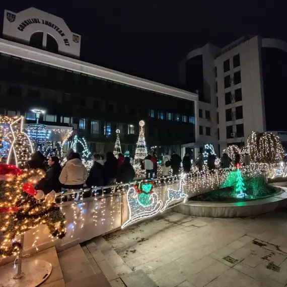 Foto Magia sărbătorilor a cuprins Slatina odată cu aprinderea iluminatului festiv pe platoul Consiliului Județean Olt