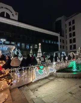 Foto Magia sărbătorilor a cuprins Slatina odată cu aprinderea iluminatului festiv pe platoul Consiliului Județean Olt