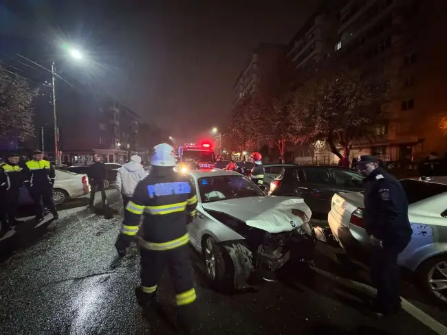 Foto Accident pe strada Primăverii, din Slatina, noaptea trecută. Un tânăr a avariat două maşini parcate