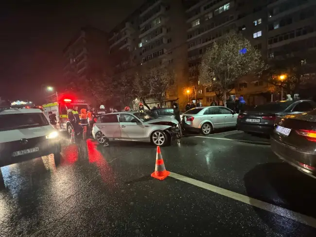 Foto Accident pe strada Primăverii, din Slatina, noaptea trecută. Un tânăr a avariat două maşini parcate