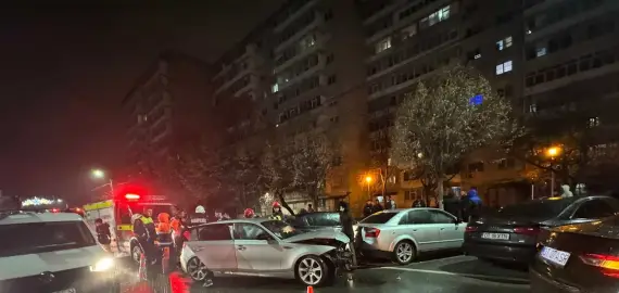 Foto Accident pe strada Primăverii, din Slatina, noaptea trecută. Un tânăr a avariat două maşini parcate