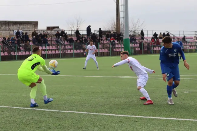 Foto Academica Balş, victorie cu 5-1 în meciul cu CSO Filiaşi. Căpitanul echipei bălşene a reuşit un hattrick