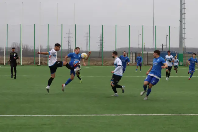 Foto Oltul Curtişoara pierde duelul de pe teren propriu cu LPS Clinceni