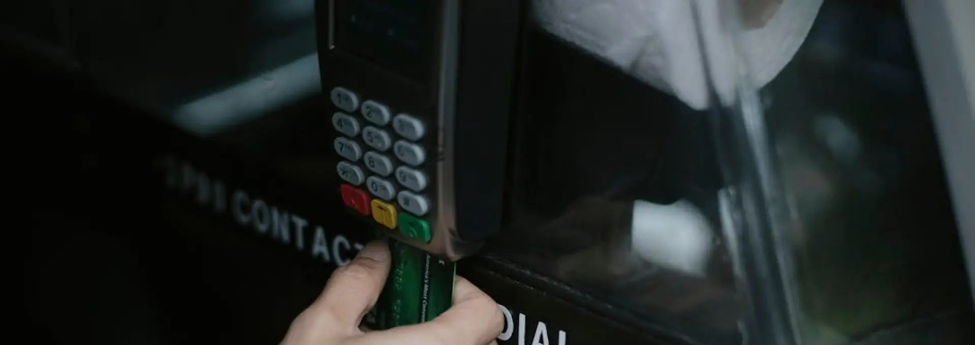 Foto Slatina: Un cuplu a golit cardul unui bărbat prin 33 de retrageri și a mai încercat de alte 24 de ori