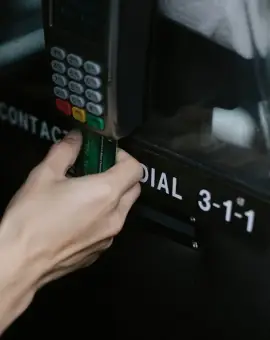 Foto Slatina: Un cuplu a golit cardul unui bărbat prin 33 de retrageri și a mai încercat de alte 24 de ori