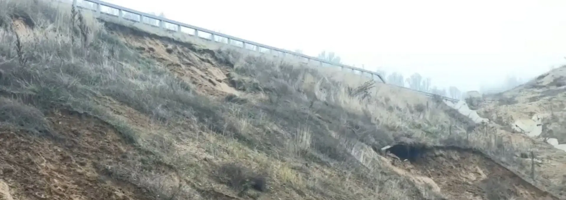 Foto Alunecări de teren pe Drumul Expres Craiova-Pitești: De ce se surpă malurile la scurt timp după inaugurare