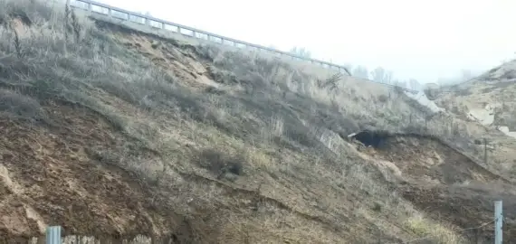Foto Alunecări de teren pe Drumul Expres Craiova-Pitești: De ce se surpă malurile la scurt timp după inaugurare