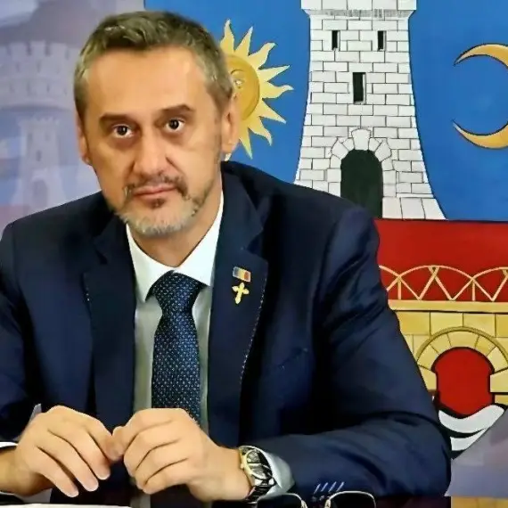 Foto Urmărire în Slatina: Vărul primarului Mario De Mezzo, încătușat după ce a refuzat să oprească și a lovit mașina poliției