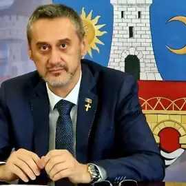 Foto Urmărire în Slatina: Vărul primarului Mario De Mezzo, încătușat după ce a refuzat să oprească și a lovit mașina poliției