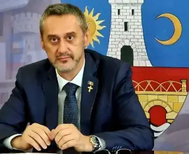 Foto Urmărire în Slatina: Vărul primarului Mario De Mezzo, încătușat după ce a refuzat să oprească și a lovit mașina poliției