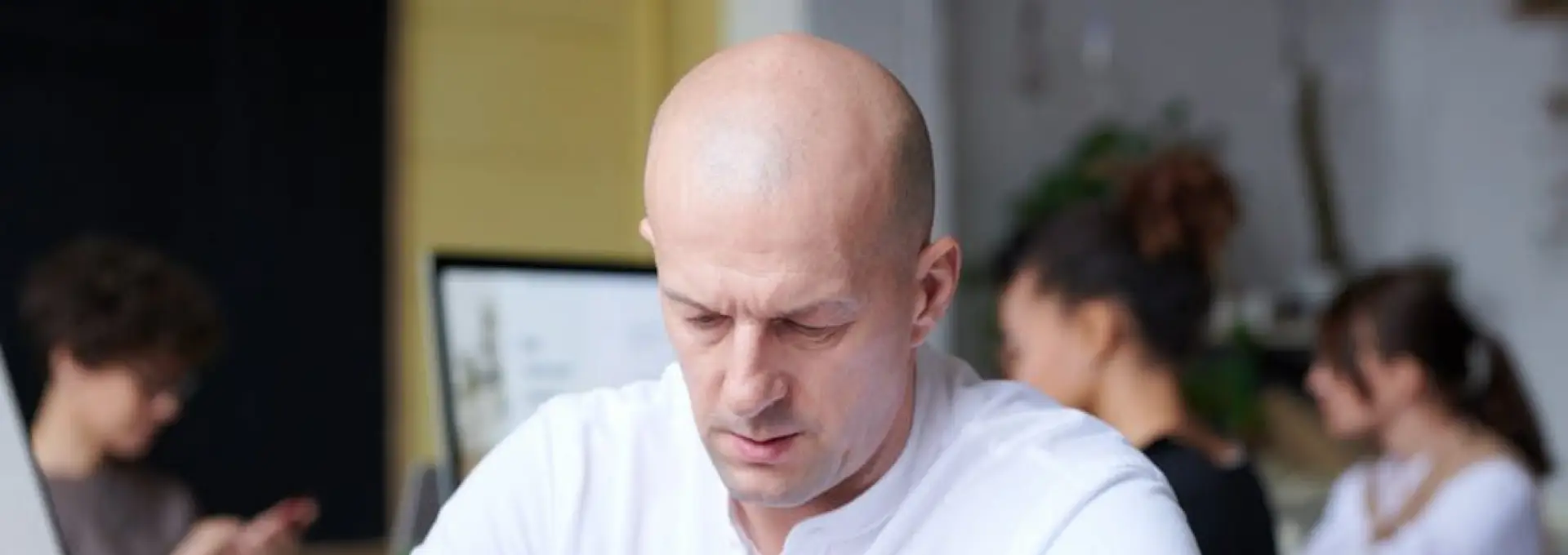 Foto „Capcana tehnologiei” pentru coloana ta: Cum ne sabotează postura greșită când stăm pe telefon și soluțiile din „Școala Spatelui”