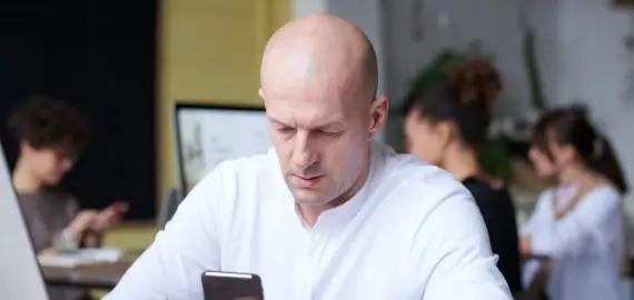 Foto „Capcana tehnologiei” pentru coloana ta: Cum ne sabotează postura greșită când stăm pe telefon și soluțiile din „Școala Spatelui”