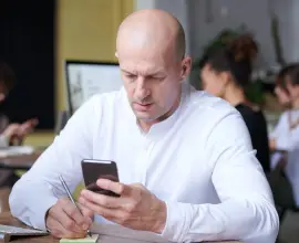 Foto „Capcana tehnologiei” pentru coloana ta: Cum ne sabotează postura greșită când stăm pe telefon și soluțiile din „Școala Spatelui”