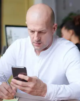 Foto „Capcana tehnologiei” pentru coloana ta: Cum ne sabotează postura greșită când stăm pe telefon și soluțiile din „Școala Spatelui”