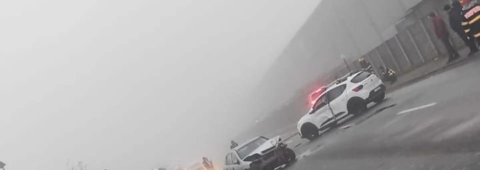 Foto Patru maşini implicate într-un accident rutier, în zona Pirelli. O femeie, la spital