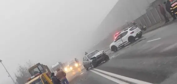Foto Patru maşini implicate într-un accident rutier, în zona Pirelli. O femeie, la spital