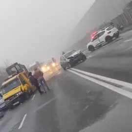 Foto Patru maşini implicate într-un accident rutier, în zona Pirelli. O femeie, la spital