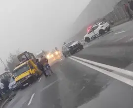 Foto Patru maşini implicate într-un accident rutier, în zona Pirelli. O femeie, la spital