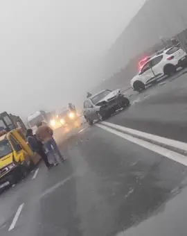 Foto Patru maşini implicate într-un accident rutier, în zona Pirelli. O femeie, la spital