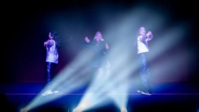 Foto „Dăruiește de Crăciun”: Lecție de solidaritate la Drăgănești-Olt. Elevii și profesorii, mobilizare exemplară pentru familiile nevoiașe