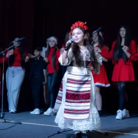 Foto „Dăruiește de Crăciun”: Lecție de solidaritate la Drăgănești-Olt. Elevii și profesorii, mobilizare exemplară pentru familiile nevoiașe