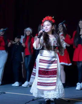 Foto „Dăruiește de Crăciun”: Lecție de solidaritate la Drăgănești-Olt. Elevii și profesorii, mobilizare exemplară pentru familiile nevoiașe